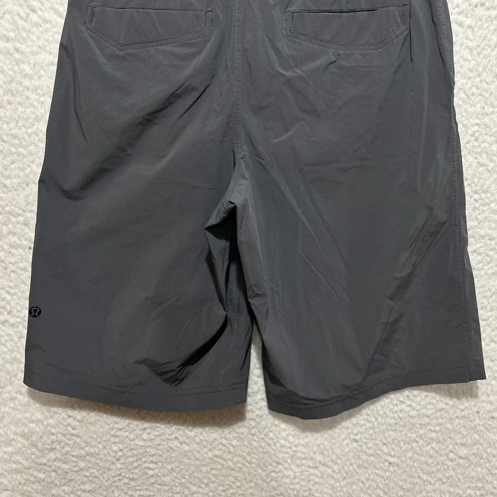 LULULEMON ATHLETICA‎ Men's Size 30 Gray Shorts Stretch Pockets Belt Loops Logo